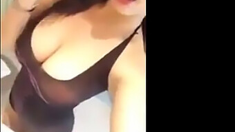 Busty Asiatisk Babe Visar Upp Sina Tillgångar