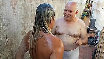 Nonno Fa Un Bagno A Una Giovane Latina E Riceve Sesso Orale