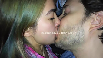 Pareja Adolescente Amateur Comparte Momentos De Besos Apasionados En Pov