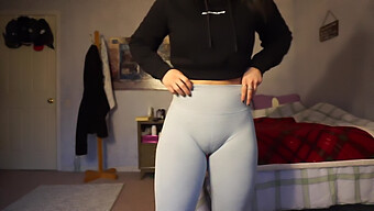 Enge Turnhosen Betonen Den Verlockenden Cameltoe Eines Mädchens