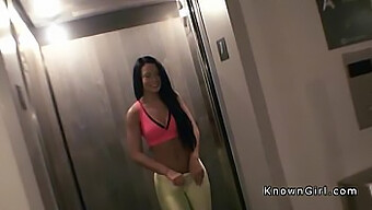 Junges Brünettes Girl Wird Im Hotelzimmer Hardcore Hautnah Gefickt