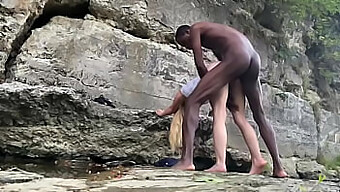 Pareja Interracial Tiene Sexo Al Aire Libre Con Una Prominente Exhibición De Genitales Masculinos