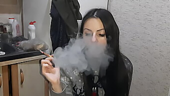 感性的吸烟会话导致与我的恋物癖女友的热辣三人行