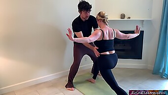 Kurvig Blond Milf Blir Intim Med Sin Styvson Under Yogasessionen