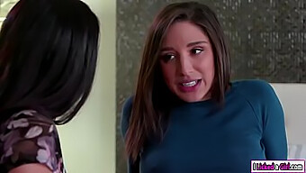 Abella Danger Lär Sin Styvmamma Hur Man Får Orgasm