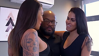 Trio Interracial Avec De Gros Seins Et Action Anale