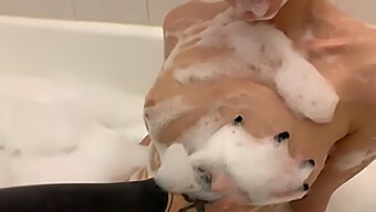 De Kleine Tieten Van Gina Gerson In Een Heet Webcam Bubbelbad