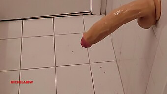 Amatir Masturbasi Dengan Dildo Di Kamar Mandi