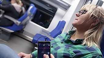 Tienerorgasme Op Afstand Bedienen Met Een Seksspeeltje In De Trein