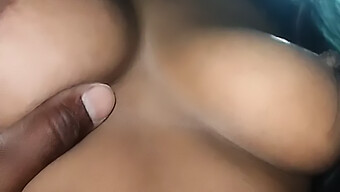 Desi Bhabhi Geeft Een Slordige Pijpbeurt En Slikt Sperma