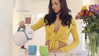 Bucurați-Vă De O Ceașcă Fierbinte De Cafea Cu Michaela Isizzu În Acest Videoclip Metart