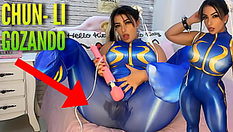 La Linda Chun Li Disfruta Del Juego En Solitario Con Un Vibrador, Ensuciando Su Ropa Y Prendas Interiores En Éxtasis.