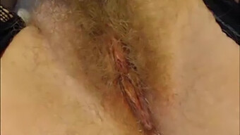 Close-Up Dari Vagina Berbulu Pirang Di Web Cam