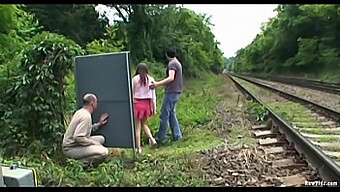 Trio Public Cu Un Adolescent Și Un Cuplu