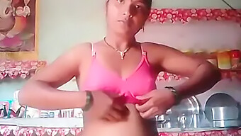 Une Tante Indienne Aux Gros Seins Naturels Se Prend En Autoportrait