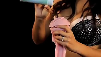 Daisy Marie'S Levendige Dildo Demo: Een Fleshlight Ervaring In India