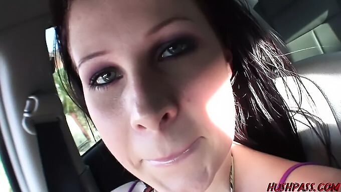 Die Vollbusige Gianna Michaels Gibt Einen Blowjob In Einem Van, Bevor Sie In Einem Pov-Video Penetriert Wird