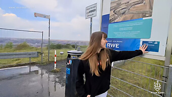 Vroče Srečanje Na Prostem Z Osupljivo Rjavolasko Najstnico