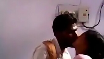 Un Couple Indien Passionné Explore La Romance De L'Hôpital Chaud