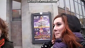 Captura Pública Con Chicas Cachondas En Un Ambiente Al Aire Libre