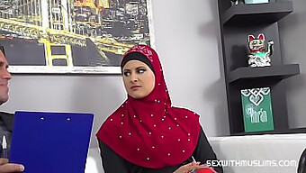 Szexi Hijabi Milf Elképesztő Szopást Ad