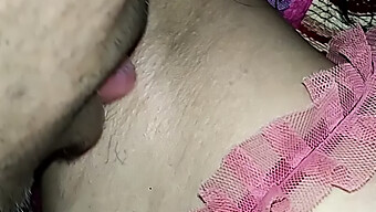 Cô Gái Trẻ Châu Á Khám Phá Niềm Vui Gloryhole Và Liếm Nách