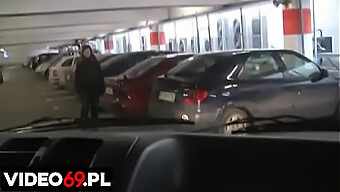 Ein Teengirl Beim Oralsex Im Auto Auf Einem Parkplatz Im Einkaufszentrum