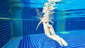 Rencontre Publique À La Piscine Devient Intime Avec Une Superbe Blonde