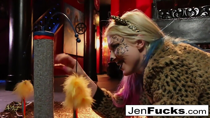 Jen Hexxx Ayuda A Leya Con Un Enema Lácteo Usando Su Amplio Pecho