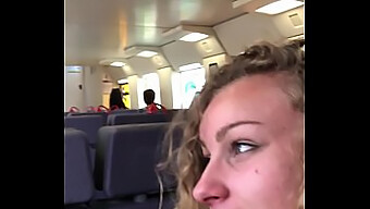 Studenta Europeană Angel Emily Se Întâlnește Cu Un Client Excitat Într-Un Tren Fierbinte