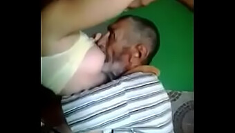 Hombre Maduro Y Mujer Joven Se Involucran En Sexo Oral