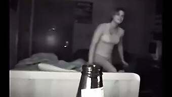 Kavkazská Vysokoškolačka Se Věnuje Intimním Aktivitám S Přítelem Na Koleji Pomocí Nočního Vidění