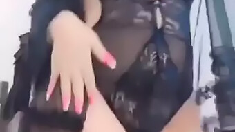 Uma Mulher Madura Com Um Físico Deslumbrante Recebe Uma Massagem Erótica Ao Ritmo De Uma Melodia Iraniana, Levando A Um Orgasmo Intenso Com Uma Habilidosa Punheta.