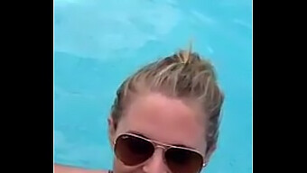 Vídeo Pov De Uma Loira Amadora Fazendo Um Boquete Em Uma Piscina Pública E Engolindo Porra