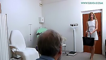 Barbras Intimuntersuchung Mit Dr.Anderson In Der Klinik