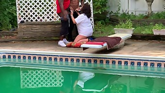 Femme Mature Fait Une Fellation À Une Grosse Bite Noire Près De La Piscine