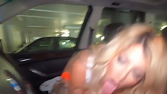 Rondborstige Latina Serveerster Geeft Een Blowjob In Een Auto Voor Een Grote Fooi