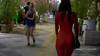 Una Milf Con Vestido Transparente Muestra Sus Tetas En Público