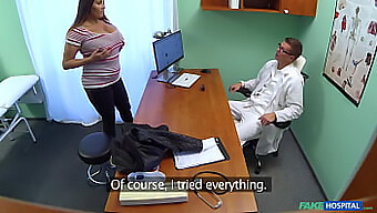 Scene Ospedaliere Finte Di Medici E Infermiere Che Si Impegnano In Atti Sessuali Con I Loro Clienti