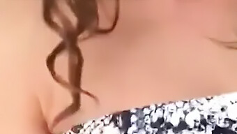 Una Splendida Diciottenne Svela Il Suo Seno Piccolo In Un Video Snapchat Trapelato.