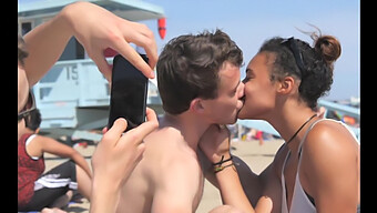 La Beauté Ébène Partage Un Baiser Passionné Avec Des Garçons Européens Sur La Plage