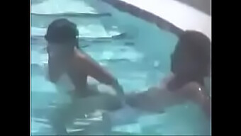 ¡encuentro Caliente Junto A La Piscina Con Una Chica Vestida De Bikini!