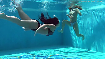 Jessica Lincoln Und Lindsay Genießen Ein Nacktbad Im Pool