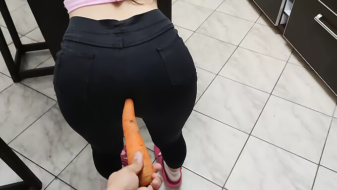 ¡la Joven Esposa Anhela Un Gran Pene Y Lo Consigue Con Verduras! ¡no Te Pierdas Esta Escena Caliente!