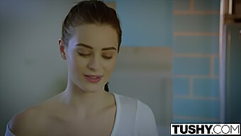 Lana Rhoades'In Iç Çamaşırıyla Duygusal Anal Yolculuğu - Bölüm 1