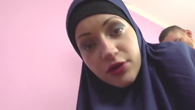 Pov Video Vzrušené Arabské Ženy, Která Byla Přistižena Při Sledování Porna