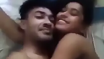 Pasangan Pecinta Kuliah India Mengeksplorasi Hasrat Seksual Mereka Dalam Video Buatan Sendiri.