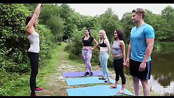 Sesión De Yoga Cfnm Británica Lleva A Una Excitación Espontánea