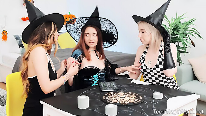 Kira Viburn Halloween Meglepetése - Egy Forró Leszbikus Hármas