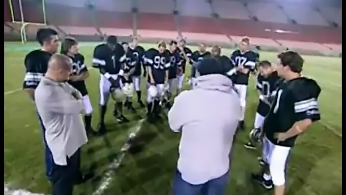 Líder De Torcida É Gang Banged Por Um Time De Futebol Americano.